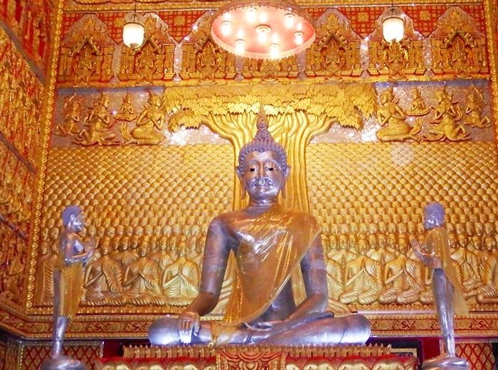 วัดบ้านหงาวมีพระพุทธรูปดีบุกที่ใหญ่ที่สุดในโลก ที่ตั้งของวัดบ้านหงาวจะอยู่ใกล้กับภูเขาหญ้า และ อยู่ตรงข้ามกับน้ำตกหงาว