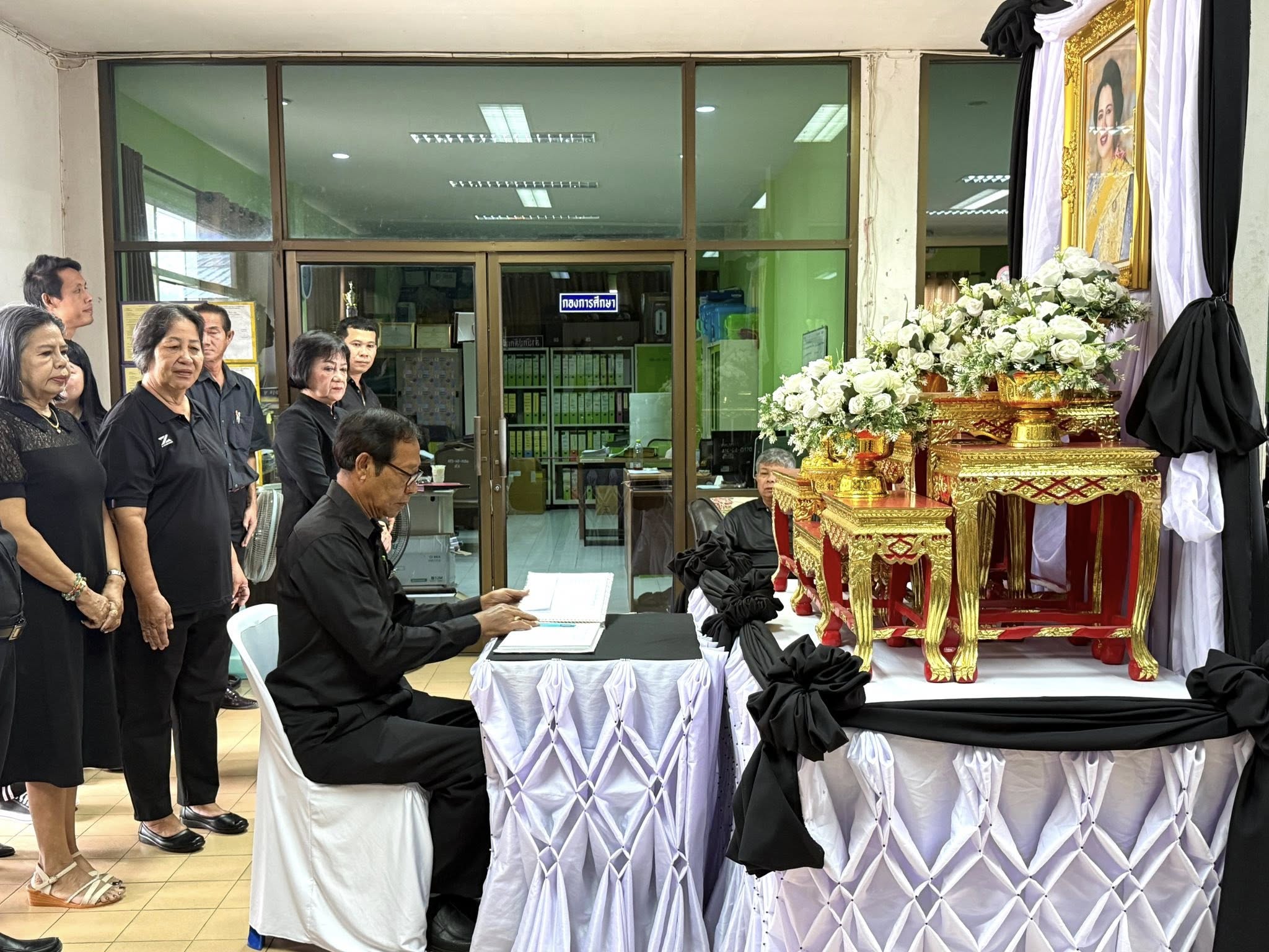 จัดพิธีลงนามถวายความอาลัย เบื้องหน้าพระฉายาลักษณ์แด่สมเด็จพระนางเจ้าสิริกิติ์ พระบรมราชินีนาถ พระบรมราชชนนีพันปีหลวง