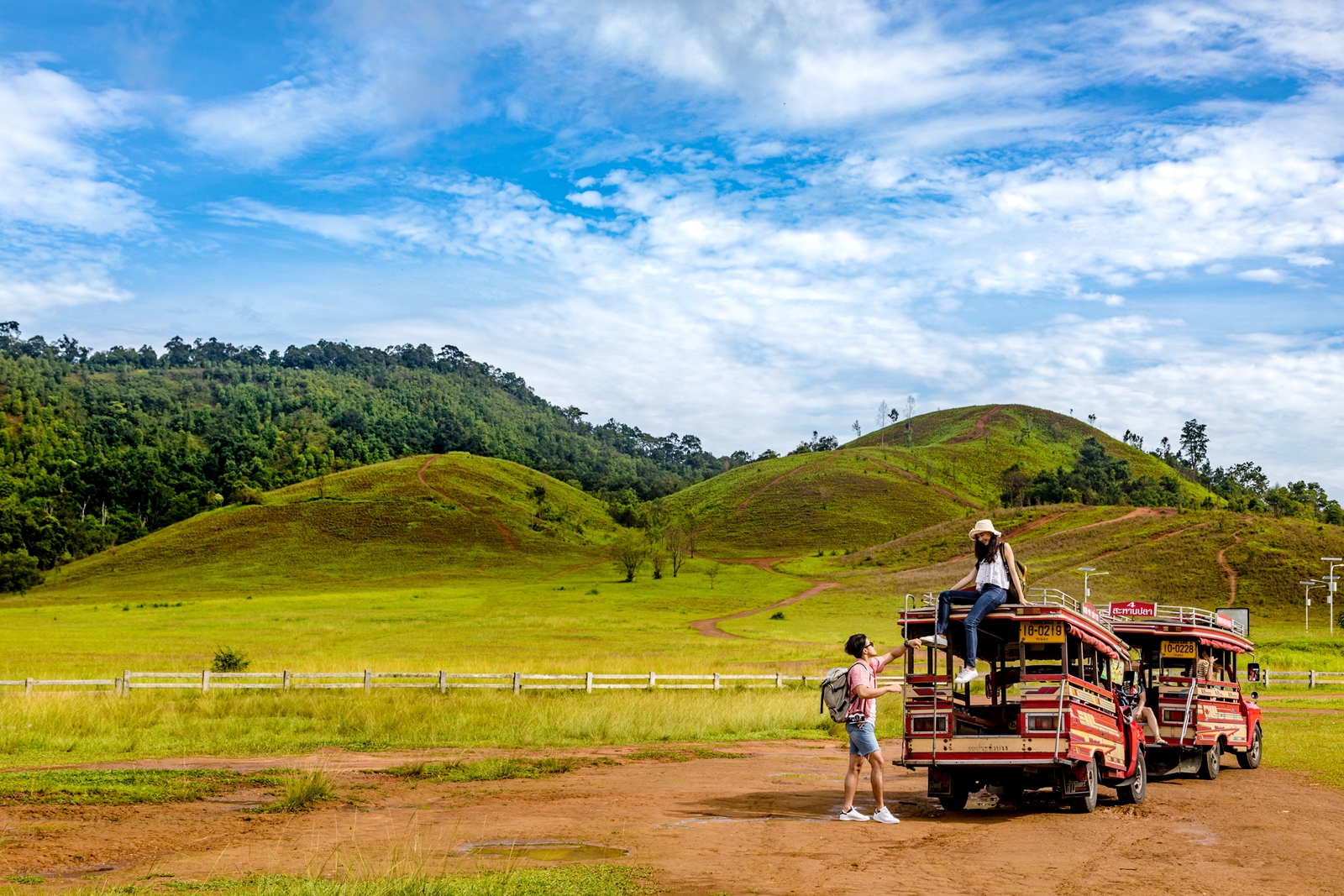 ภูเขาหญ้า หรือเขาหัวล้าน ตำบลหงาว อำเภอเมือง จังหวัดระนอง แหล่งท่องเที่ยวชื่อดังของจังหวัดระนอง 